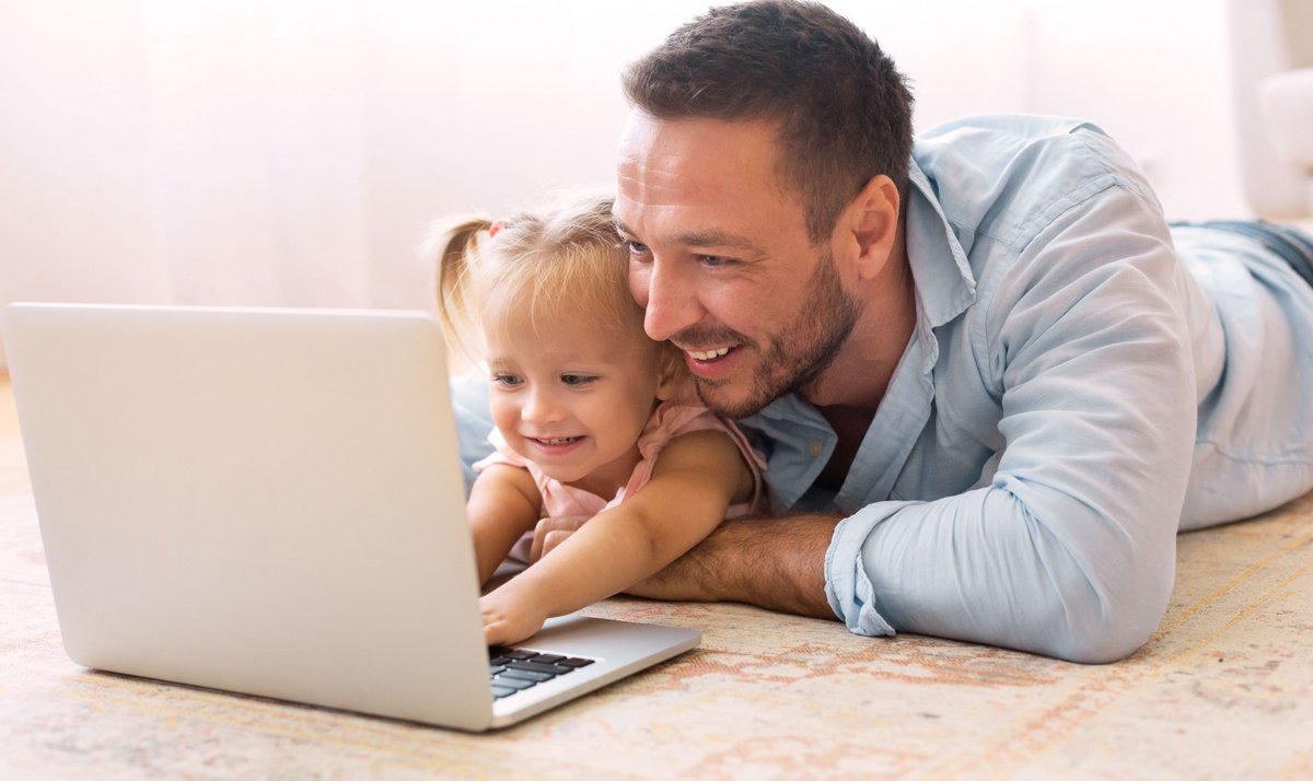 Vater und Tochter probieren gebet-o-mat aus