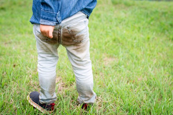 Kind mit schmutziger Hose