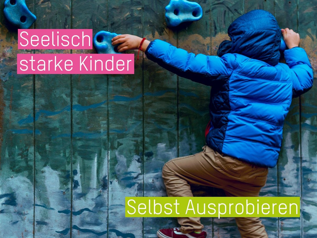 Kind, das eine Kletterwand draussen hochklettert.