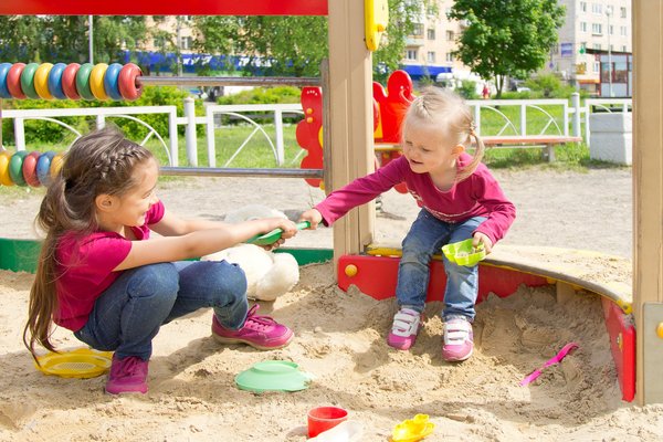 Streitende Kinder im Sandkasten