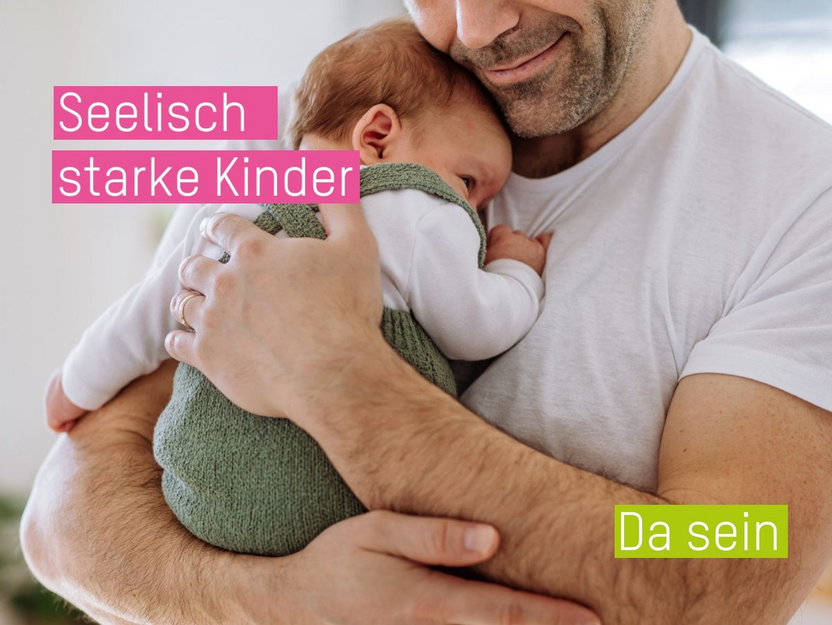 Mann, der zärtlich ein Baby auf dem Arm hält.