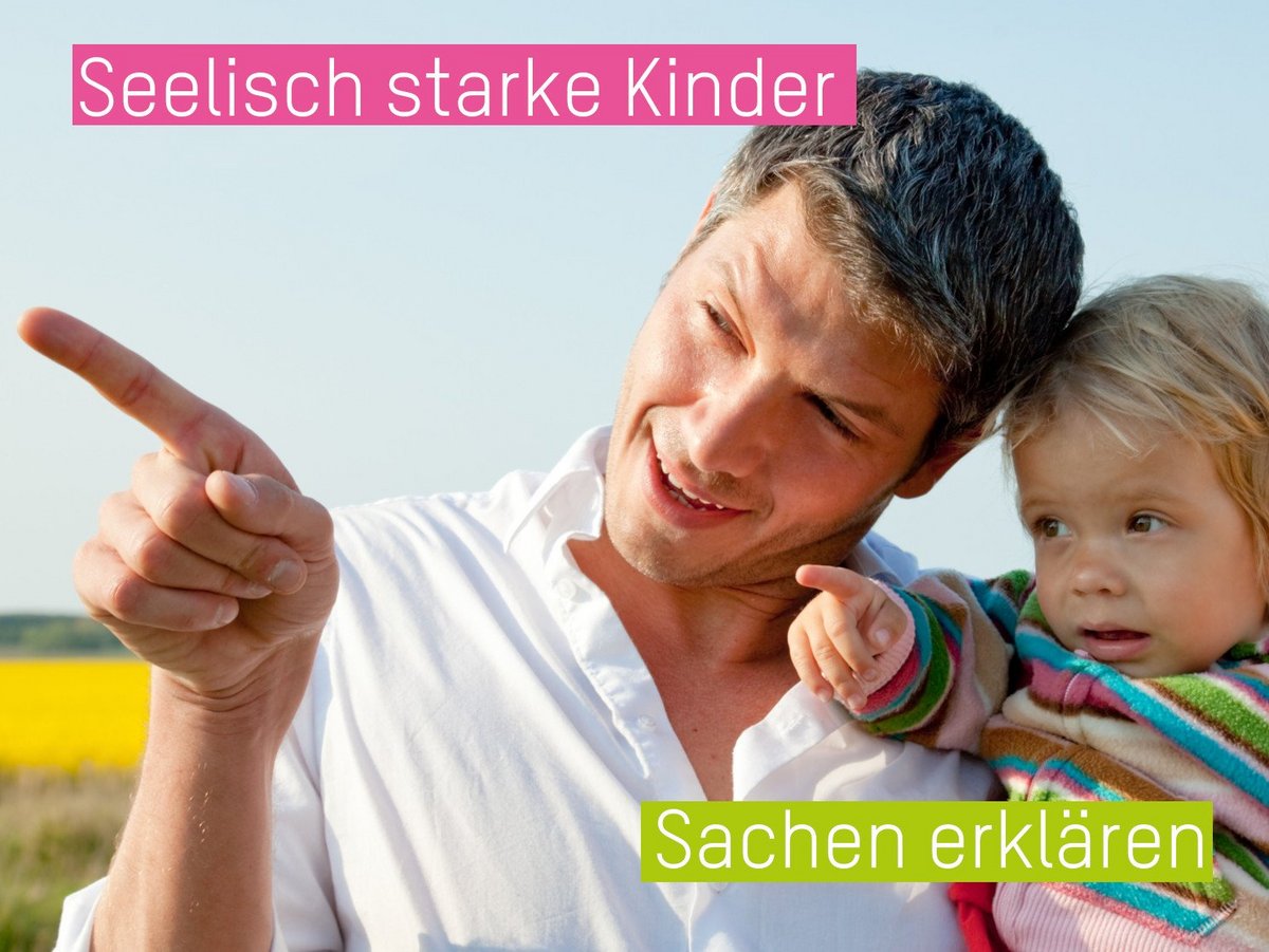 Mann, mit einem Kleinkind auf dem Arm. Beide zeigen mit dem Zeigefinger in die Ferne.