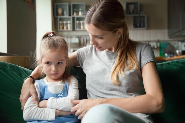 Mutter und Tochter sitzend im Gespräch.